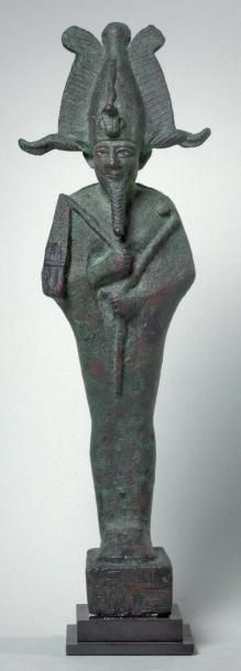 Egypte Grand Osiris debout tenant dans ses mains le sceptre et le flagellum. Sa coiffure...