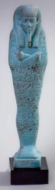 Egypte Oushebti inscrit sur neuf lignes horizontales au nom de Tius. H: 15,3 cm Faïence...
