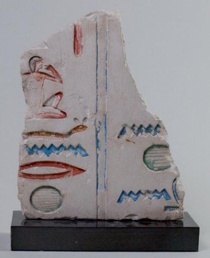Egypte Fragment de calcaire gravé d'une inscription hiéroglyphique avec des restes...