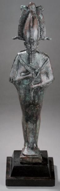 Egypte Très importante statuette du Dieu Osiris momiforme debout tenant le sceptre...