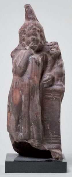Egypte Statuette moulée d'Harpocrate enfant appuyé sur une colonne et portant le...