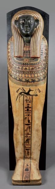 Egypte Beau couvercle de sarcophage en pied. Le visage du personnage est peint en...