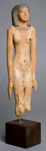 Egypte Statuette de jeune femme nue. La figurine est debout. La jambe gauche (en...