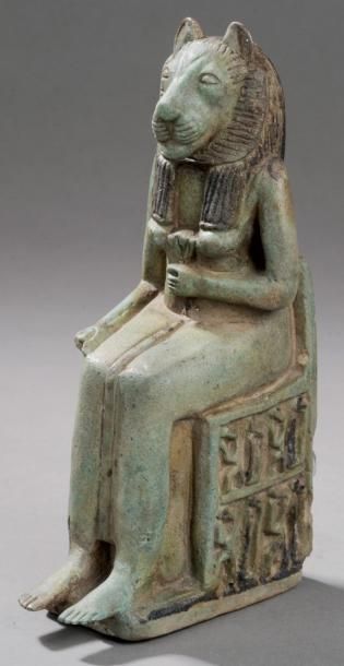 Egypte Grande statuette figurant la déesse Sekhmet. Elle est assise sur un trône...