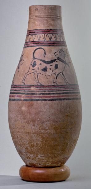 Egypte Vase oblong terminant en pointe, peint dans une réserve limitée par des lignes...