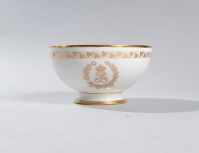  SEVRES 
Service des Princes 
Bol à bouillons en porcelaine blanc au chiffre doré...