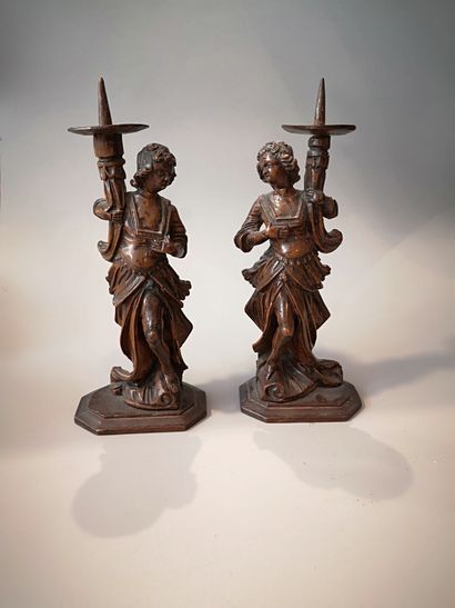  Paire d'anges céroféraires en bois sculpté. 
XVIIe siècle. 
Haut. : 25,5 cm 
(Ailes...