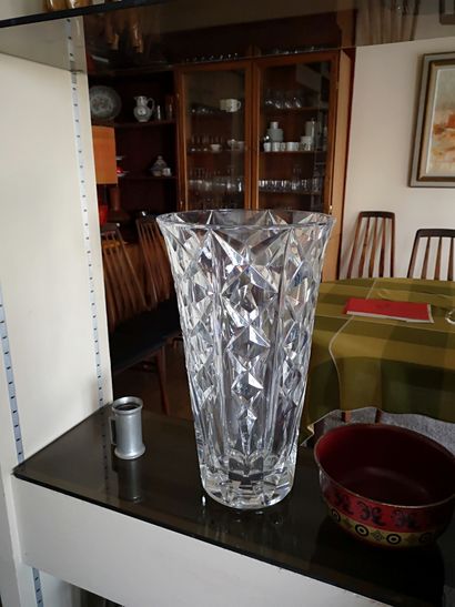  Saint Louis 
Grand vase en cristal taillé à décor de croisillons. 
Haut. : 40,5...