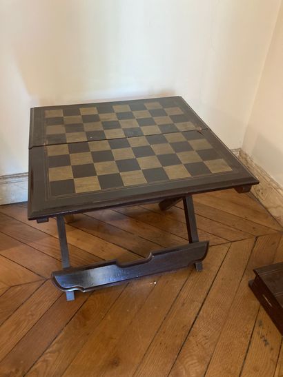  Table et jeu d'échec pliables, en marqueterie de bois