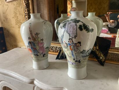  Deux vases en porcelaine, marques apocryphes...
