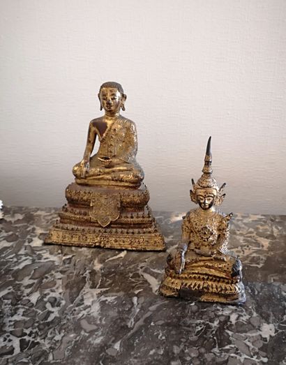 Ensemble de deux Bouddha en position de la...