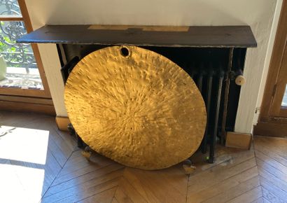  Console en fer forgé et doré à décor d'un large disque doré représentant le soleil....