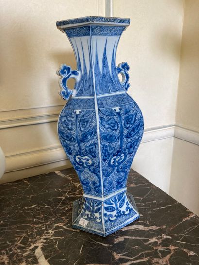 Chine, XVIIIe siècle 
Vase de forme archaïsante...