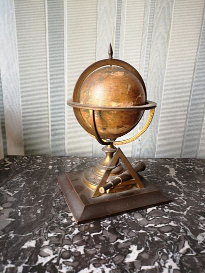 Petit globe terrestre base en bronze à décor...