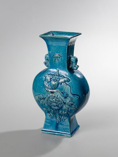  CHINE, XIXème siècle. Vase en porcelaine...