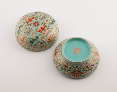  CHINE moderne, dans le goût du XVIIIème siècle. Boîte lenticulaire à décor de chauve-souris,...