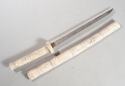 JAPON, XXème siècle. Long couteau monté en...