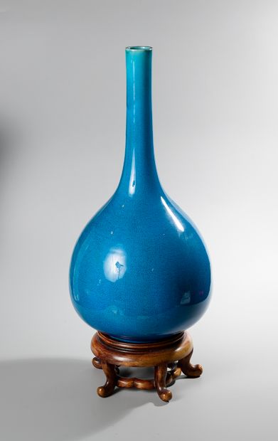  CHINE, XIXème siècle. Grand vase soliflore en porcelaine émaillée bleu turquoise...