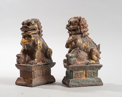  CHINE début XXème siècle. Paire de lions de Fo assis sur des bases à décor de frises...