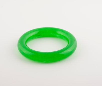  CHINE, moderne. Bracelet jonc en verre vert imitant le jade. Diam.: 8,5 cm.