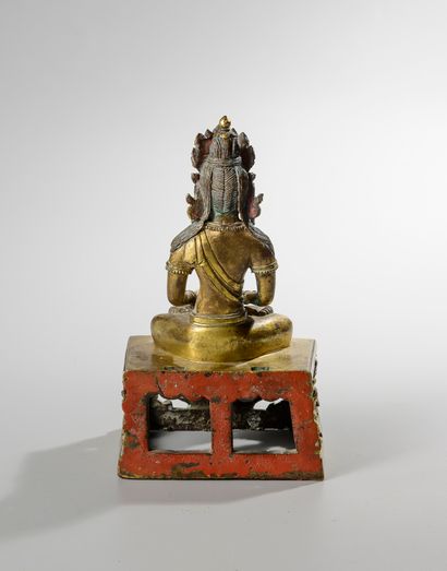  CHINE, époque Qian Long (1736-1795). Sculpture représentant Amitayus assis en vajrasana...