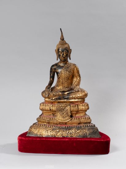  THAILANDE, XIX ème siècle, style Ratanakosin. Bouddha assis sur un socle à trois...