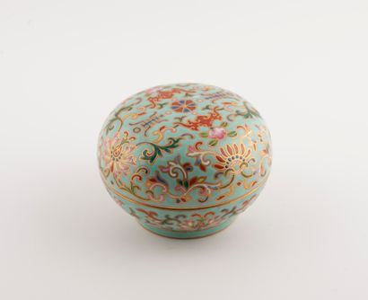  CHINE moderne, dans le goût du XVIIIème siècle. Boîte lenticulaire à décor de chauve-souris,...