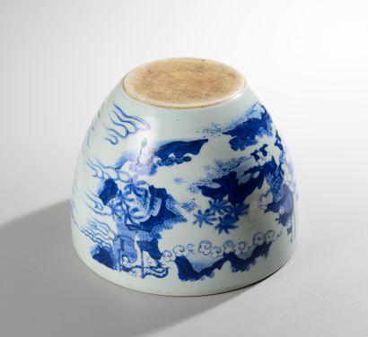  Chine. Fin XVIIIeme siecle Cache pot en porcelaine blanc bleu. Decor de paysage...