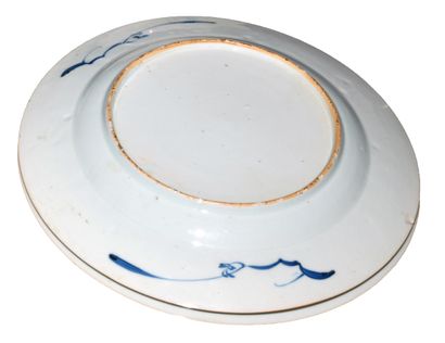  CHINE, porcelaine d'exportation émaillée blanc bleu, XVIIIème siècle. Deux plats...