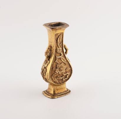 CHINE, XIXème siècle. Vase miniature de forme balustre sculpté de fleurs et dont...