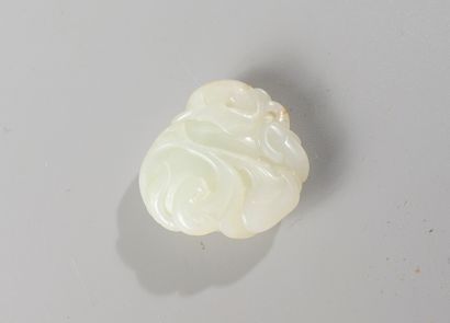  CHINE, XIXème siècle. Sujet en jade blanc figurant deux blaireaux lovés l'un contre...