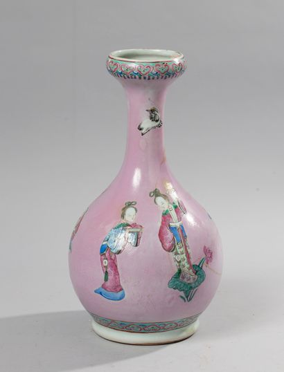 CHINE, XIXème siècle. Vase balustre à décor...
