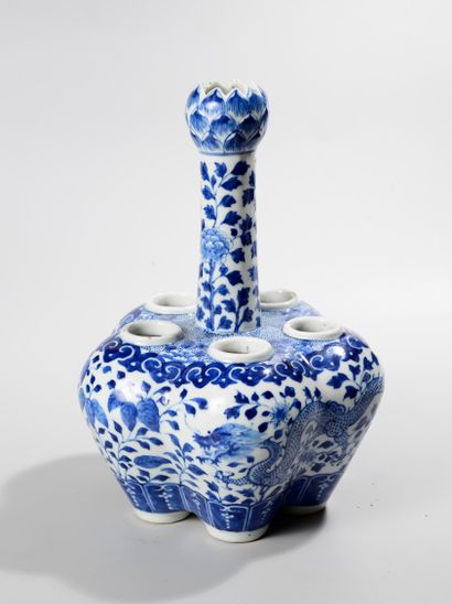 CHINE, XIXème siècle. Vase tulipiers en porcelaine...
