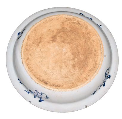  CHINE, porcelaine d'exportation XVIIIème siècle. Grand plat circulaire profond à...