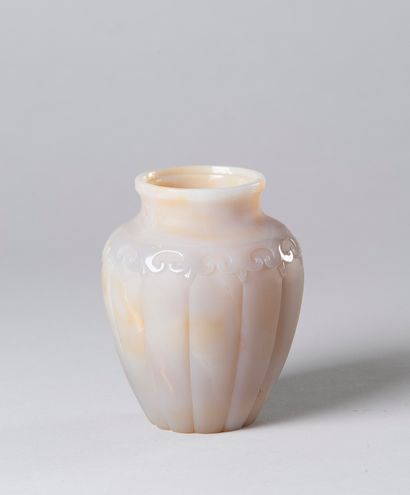 CHINE, XXème siècle. Vase ovoïde à col évasé...