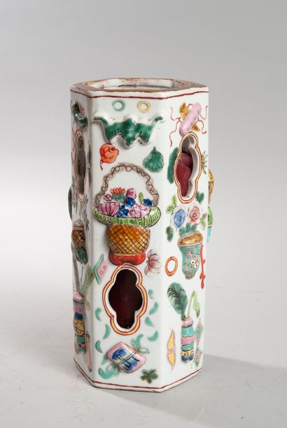  CHINA circa 1900. Hexagonal openwork vase decorated in relief with vases, objects...
