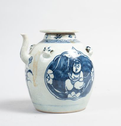 null CHINE, deuxième partie du XXème s. Verseuse en grès porcelaineux émaillé bleu...