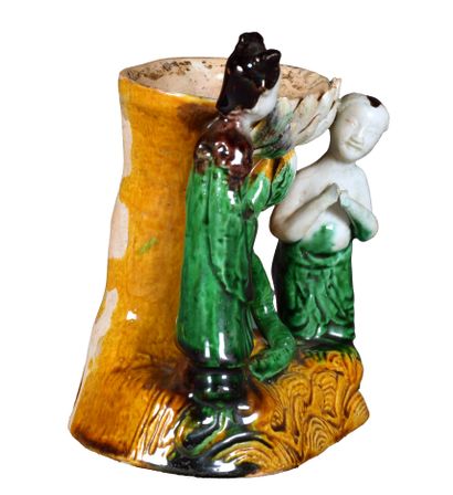  CHINE, XVIIIème siècle. Base de statuette représentant un vase devancé par un lotus...