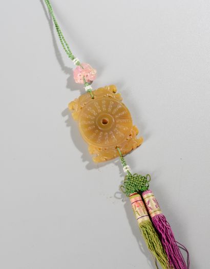  CHINE XIXème siècle. Pendentif en agate couleur miel représentant un disque bi orné...