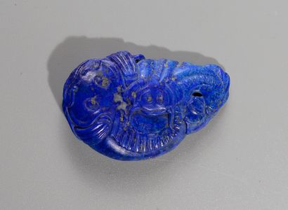 CHINE, XXème siècle. Pendentif en lapis lazuli...