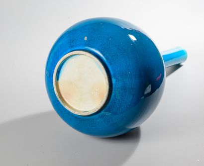 null CHINE, XIXème siècle. Grand vase soliflore en porcelaine émaillée bleu turquoise...