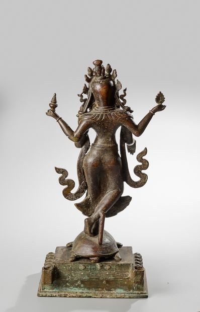  NEPAL, fin XIXème siècle. Sculpture d'une divinité féminine debout sur une tortue,...