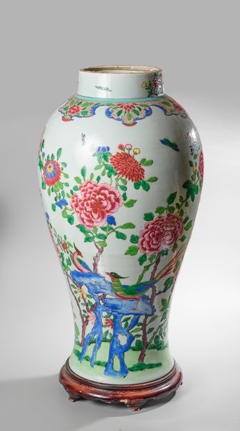 CHINE, début XXème siècle. Grand vase balustre...