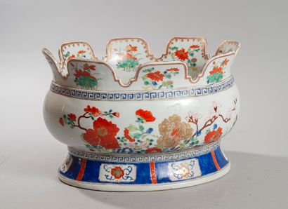  CHINE porcelaine d'exportation, XVIIIème siècle. Jatte ovale à bordure crénelée....
