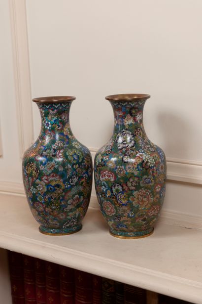 Chine, XXème siècle. Paire de vases à décor mille fleurs. Cuivre et émaux cloisonnés. Haut...