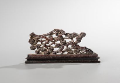 CHINE, XIXème siècle. Branche de pin sculptée...