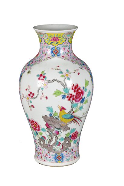CHINE, XIXème siècle. Vase balustre en porcelaine...