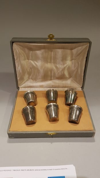 Set of six silver glasses with foliage decoration,...