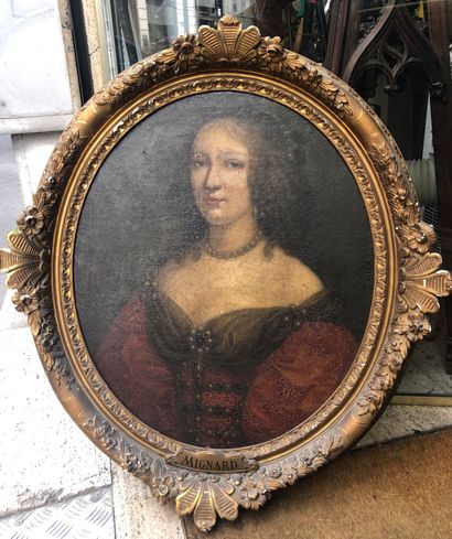  Travail dans le gout du XVIIIe 
Portrait de femme. 
Huile sur toile en médaillon....