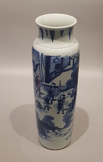 Grand vase rouleau en porcelaine de Chine...